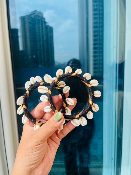 Cowrie bangle - Black