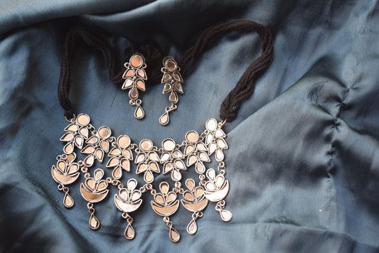 Julfa choker earings