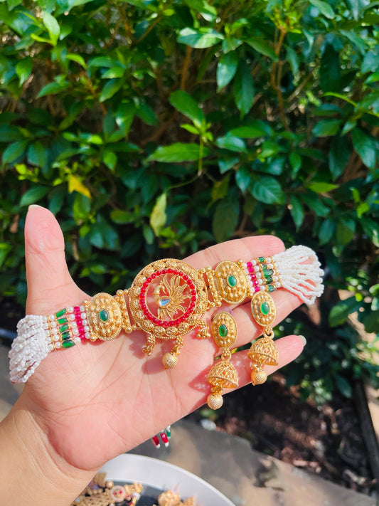 Madhvi choker